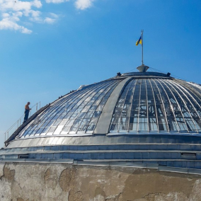 У Києві відновлюють купол Будинку вчителя, що постраждав від атаки рф: фото