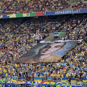 На матчі Україна — Бельгія розгорнули банер із портретом загиблого воїна Назарія "Грінки" Гринцевича