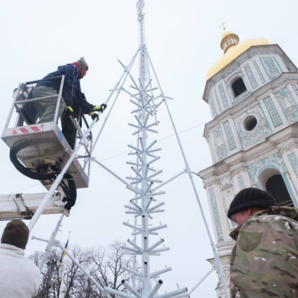 Ялинку на Софійській площі вже встановлюють. Біля неї буде фотозона “Крила Фенікса”