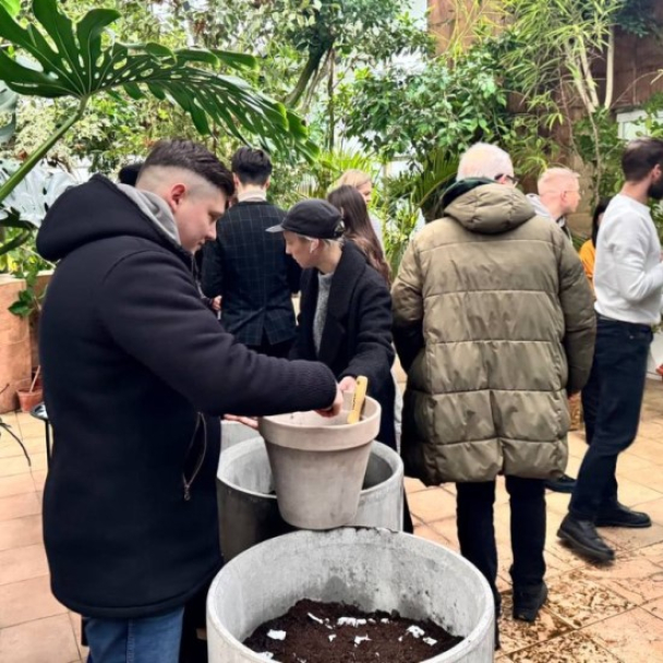 У ботсаду Гришка висадили екопапір із насінням квітів: фото