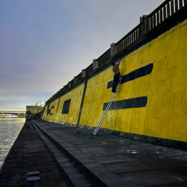 Графіті “АЗОВ” від стрит-арт художника Rubae з’явилося на набережній Дніпра