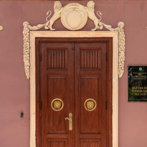 В Одесі відновили двері художнього музею, пошкоджені через ракетний удар: фото