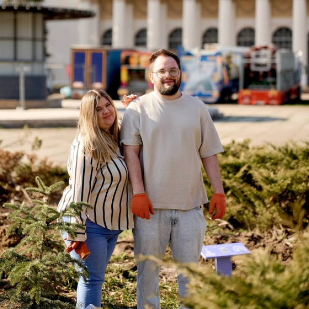 Закохані пари висадили 50 дерев на ВДНГ: дивіться, як виглядає “Сад кохання”