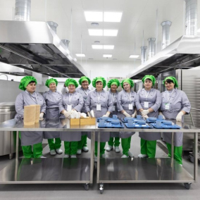 В Буче открыли фабрику-кухню, где будут готовить для школ и садиков трех общин