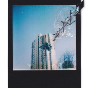 Світлина обстріляного рф будинку в Києві — у добірці найкращих фото 2023 року від Polaroid