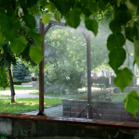 У парках і скверах Києва встановлюють рамки-розпилювачі води: адреси