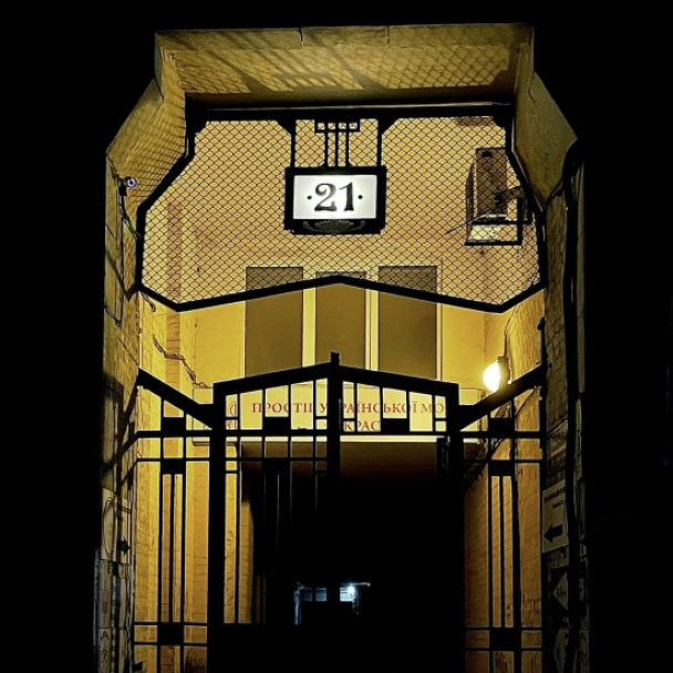 Возле Театральной отреставрировали старинный фонарь-указатель: фото