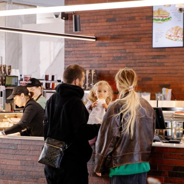 На Центральному вокзалі запрацювала інклюзивна пекарня, яку відкрив військовий