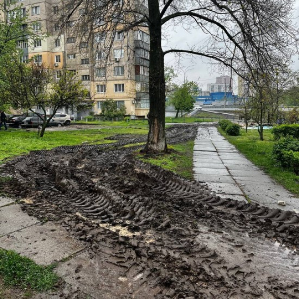 На Оболоні під час демонтажу МАФів понівечили газони: фото