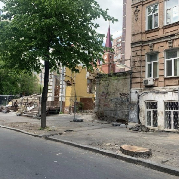 Біля садиби Зеленських спилюють здорові дерева: що відбувається