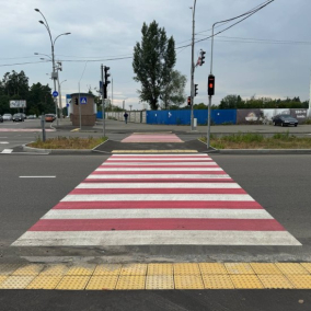 Біля станції метро “Червоний хутір” облаштували інклюзивний пішохідний перехід: фото