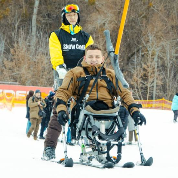 У Голосіївському парку ветерани з інвалідністю випробували катання на адаптивних лижах