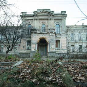 У Протасовому Яру зведуть новий ЖК: забудовник обіцяє зберегти дубовий гай і відреставрувати історичну будівлю