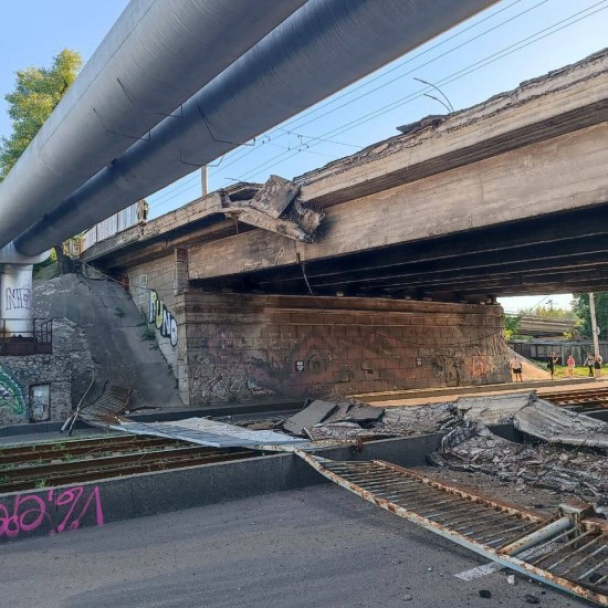 У Києві обвалився тротуар Повітрофлотського мосту: що відомо