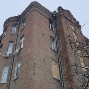 Харків'яни власним коштом реставрують двері й вікна пам’ятки, яка постраждала через обстріли рф