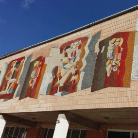 У Тернополі на фасаді школи відреставрують мозаїку радянських часів