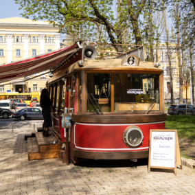 У трамваї в парку Шевченка запрацював буфет пиріжкової “Тітка Клара”