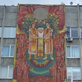 У Львові демонтують і збережуть мозаїку, яку закрили рекламним банером