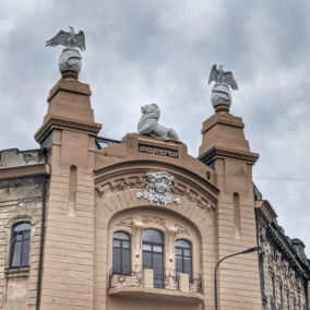 В Одесі відновили фігури лева й орлів на фасаді історичного будинку: фото