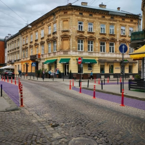 У центрі Львова встановили делініатори для зниження швидкості на вулицях