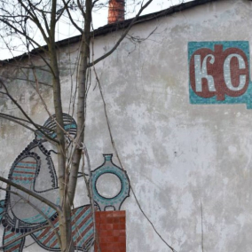 У Львові зруйнували мозаїку на одному з корпусів кераміко-скульптурної фабрики
