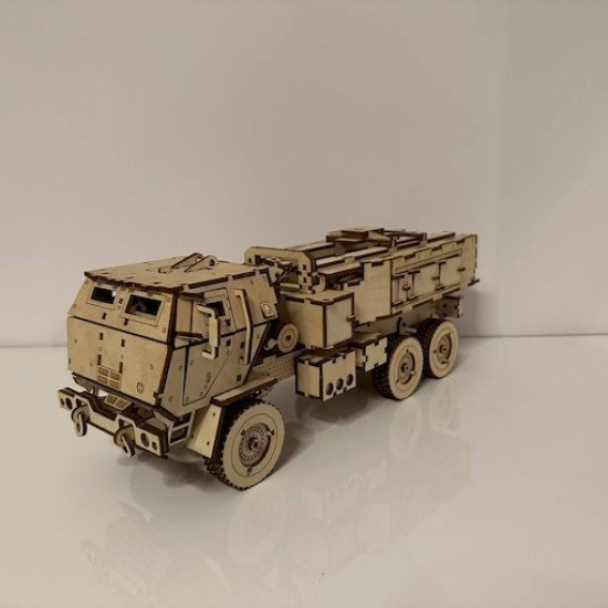 Українці створили дерев’яний конструктор HIMARS і зібрали на Kickstarter майже $40 000