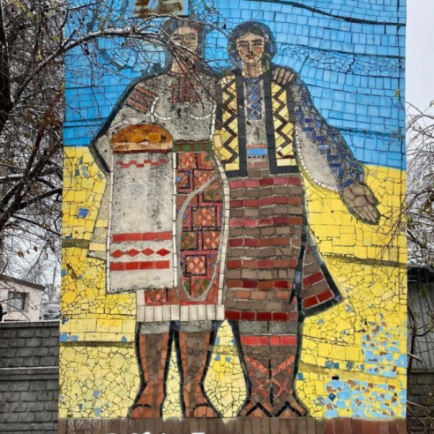 В Ровно демонтировали уникальную мозаику, якобы изображающую «дружбу» России и Украины. Активисты уверены, что это вандализм