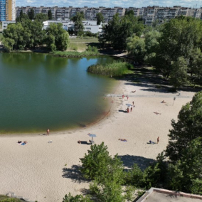 В Оболонському районі очистили узбережжя озера Біле: фото