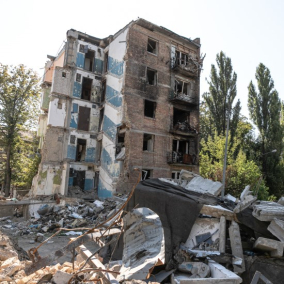 Зруйнований російською ракетою будинок на Сирці відновлять за кошти міського бюджету