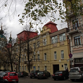 На Десятинній укріплюють схил для збереження історичного будинку