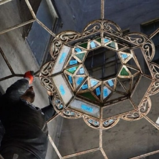 У Львові відновлюють 100-річний вітражний ліхтар у будинку-пам'ятці