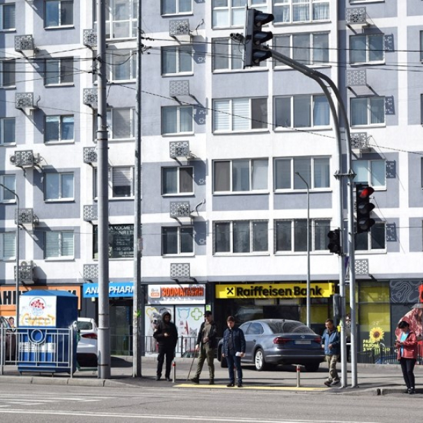 У Києві протягом 2024 року зробили безбарʼєрними 32 світлофори