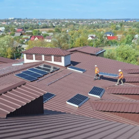 На дахах двох шкіл на Київщині встановили гібридні сонячні електростанції