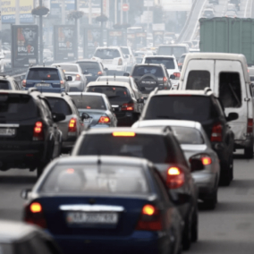 Київрада відхилила петицію про розблокування руху авто з лівого берега на правий під час тривог