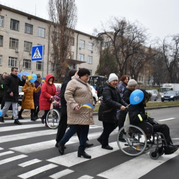 Біля реабілітаційного центру на Оболоні облаштували підвищений пішохідний перехід