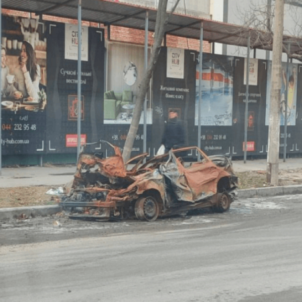 Пошкоджені через обстріли автівки в Києві почнуть вивозити з вулиць