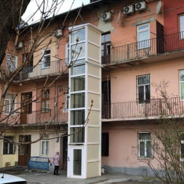 Мешканці триповерхівки у Львові встановили зовнішній ліфт для сусіда на колісному кріслі