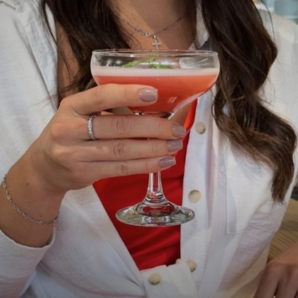 На Позняках відкрили бар-кавʼярню «Основа» із кавою та коктейлями