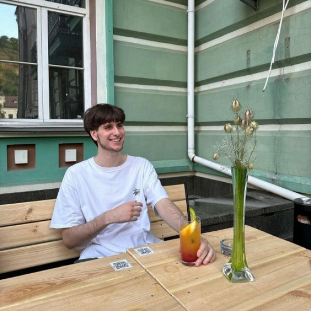 На Воздвиженці відкрили коктейль-бар Pachey із терасою і тематичними коктейлями