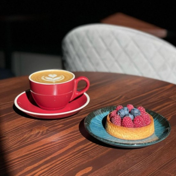 Кава, лимонади й солодощі: біля «Печерської» відкрили кав’ярню 20/22 Avenue Coffee