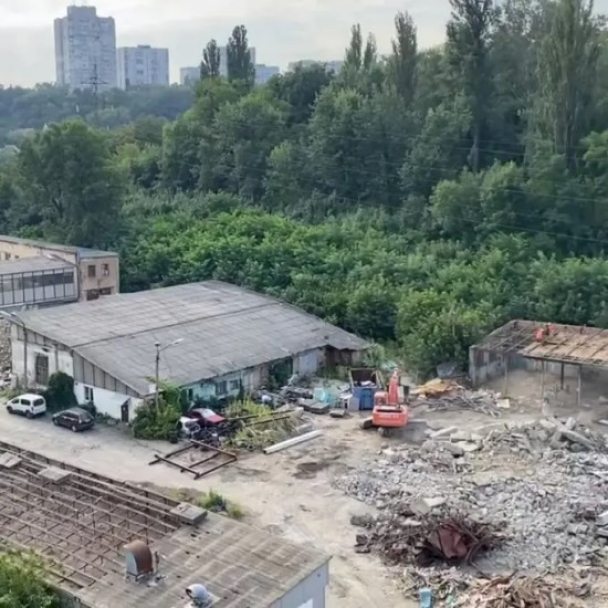 Застройщик возобновил строительство ЖК вплотную к Соломенскому парку
