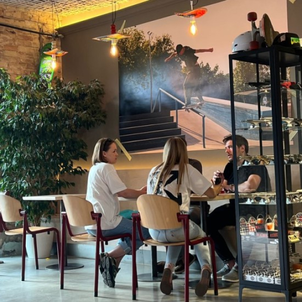 На ВДНГ відкрили кавʼярню-скейтшоп Coffee Spot