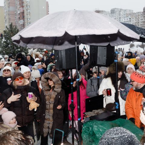 Народні гуляння киян під час відключень світла: фоторепортаж із Троєщини