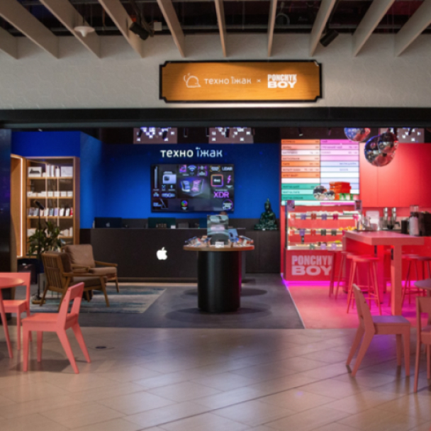 «Айфончик и пончик»: Ponchyk Boy и «Техно Ёж» открыли в ЦУМе общее заведение