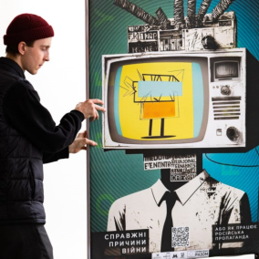 На станции метро «Золотые ворота» открыли интерактивную выставку о пропаганде россии: фото
