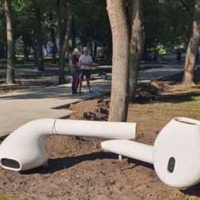 В Ковеле установили скульптуру в виде наушников AirPods