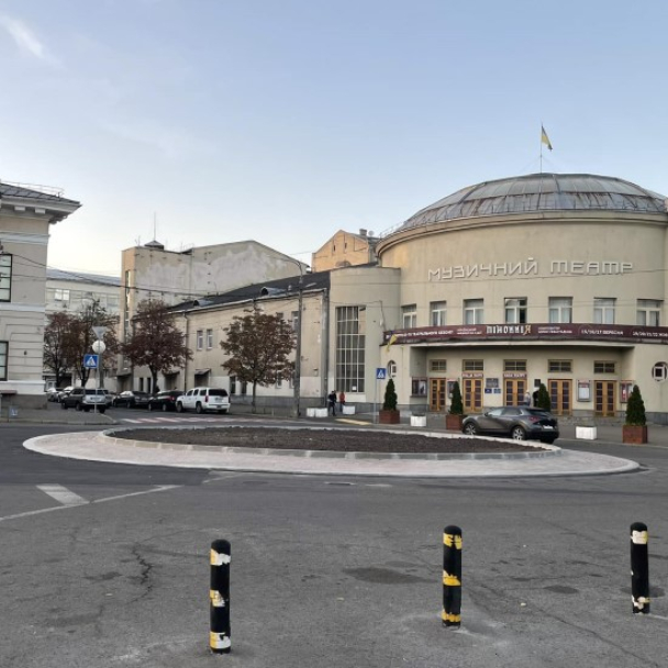 На Контрактовій площі з’явилося кільцеве перехрестя