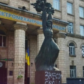 На Соломенке демонтировали памятник Николаю Островскому