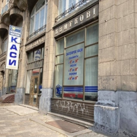 На месте железнодорожных касс в центре Львова откроют книжный магазин издательства «Човен»