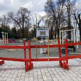 Детскую площадку в парке Шевченко, пострадавшую от удара рф, отремонтируют за 4 млн гривен